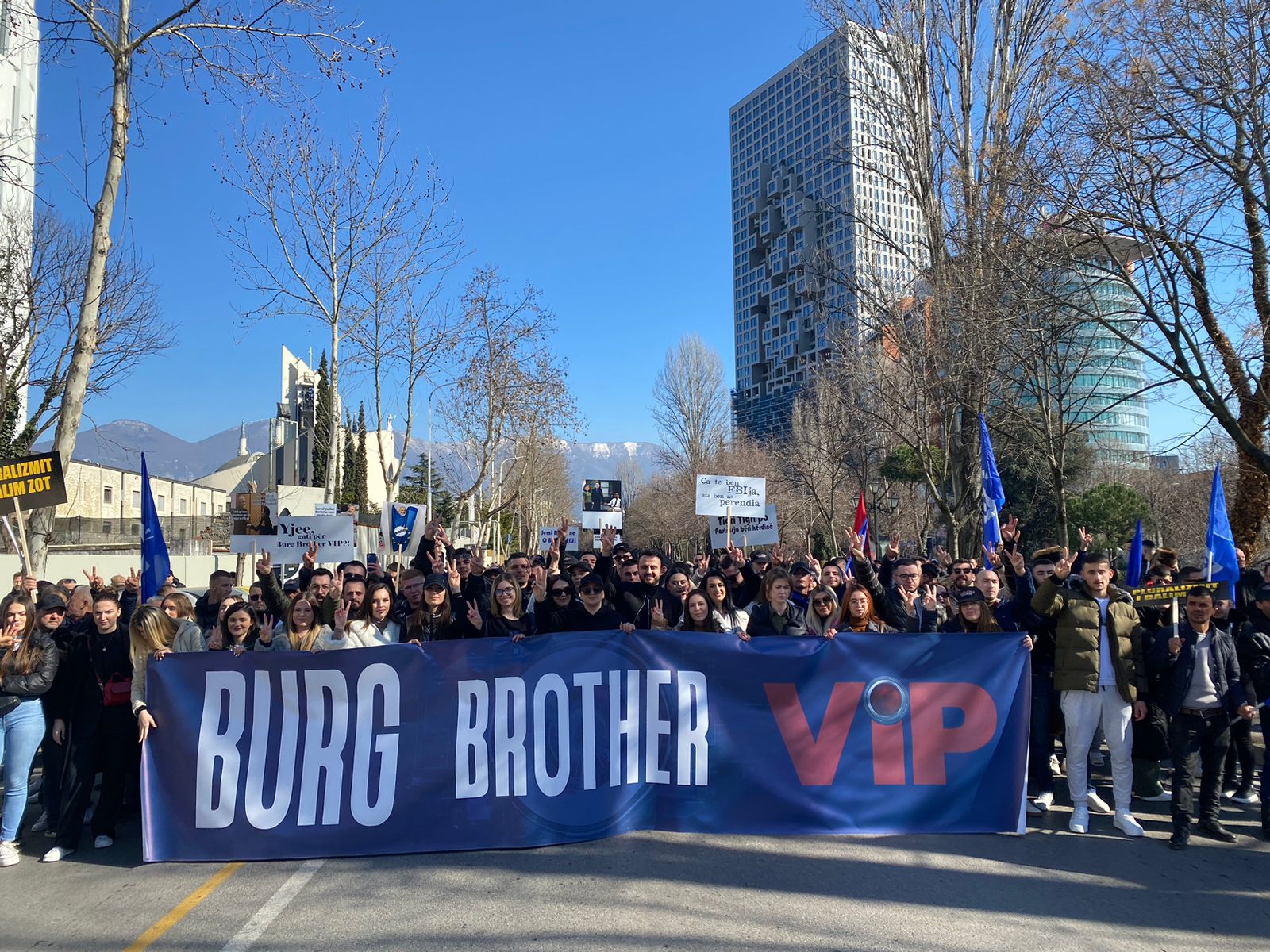 Big Brother kopjon sloganin e protestës së opozitës, e fut në punë pas orës 01 të natës