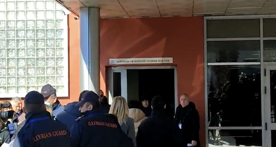 Alda Klosi mbetet në burg, gjyqi u bë në spital