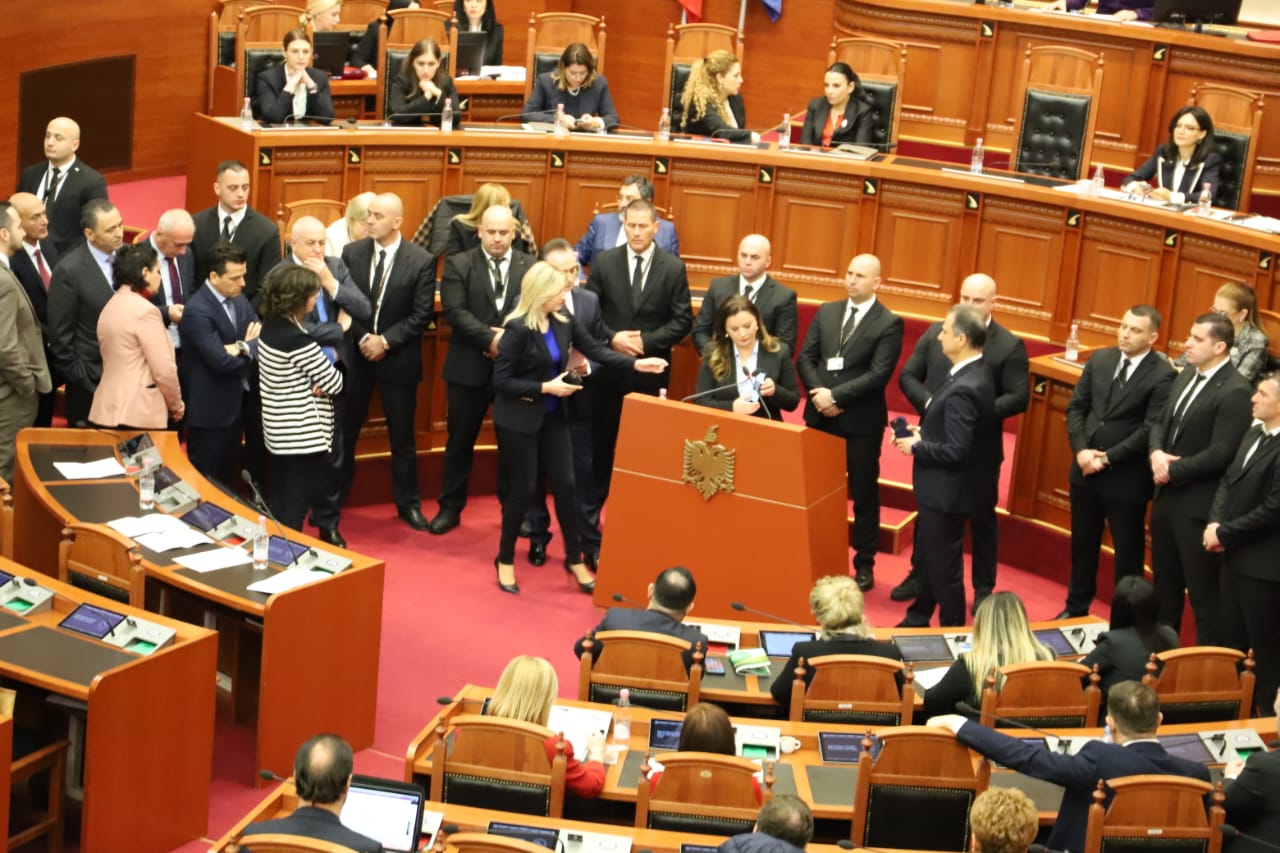 Tensione në Kuvend, opozita këmbëngul për mocionin me Ramën: Turpëroi Shqipërinë!