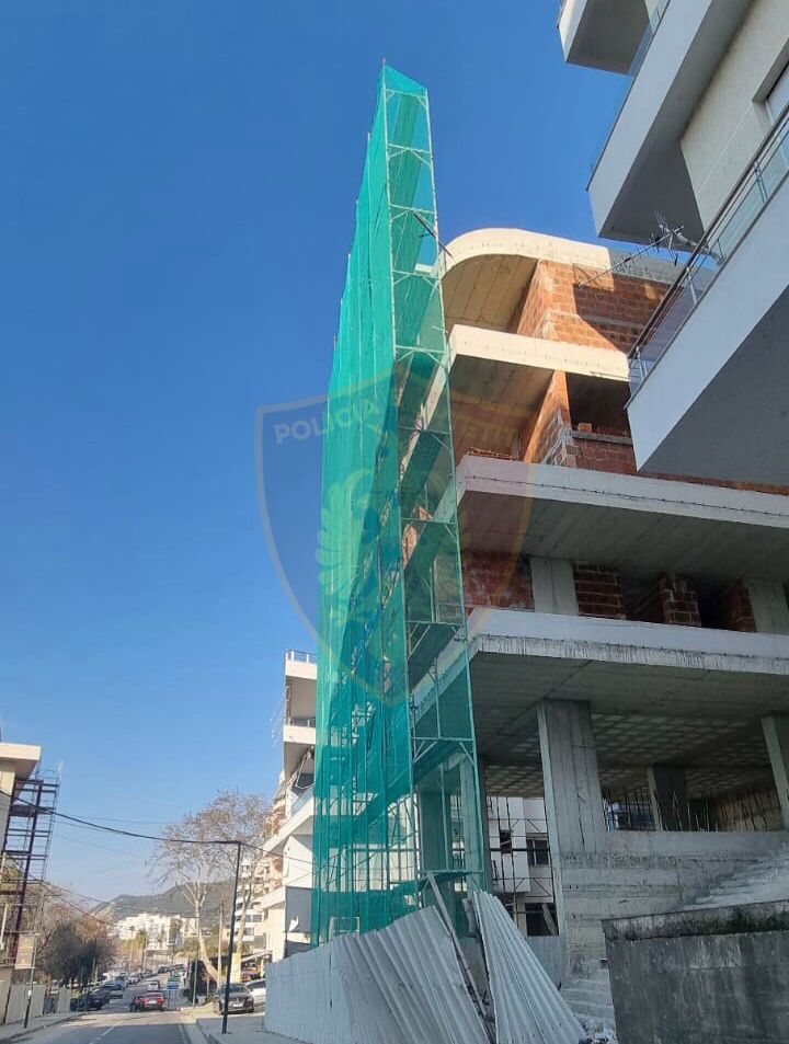 Rifilluan ndërtimin në ndërtesën e bllokuar, 3 në pranga