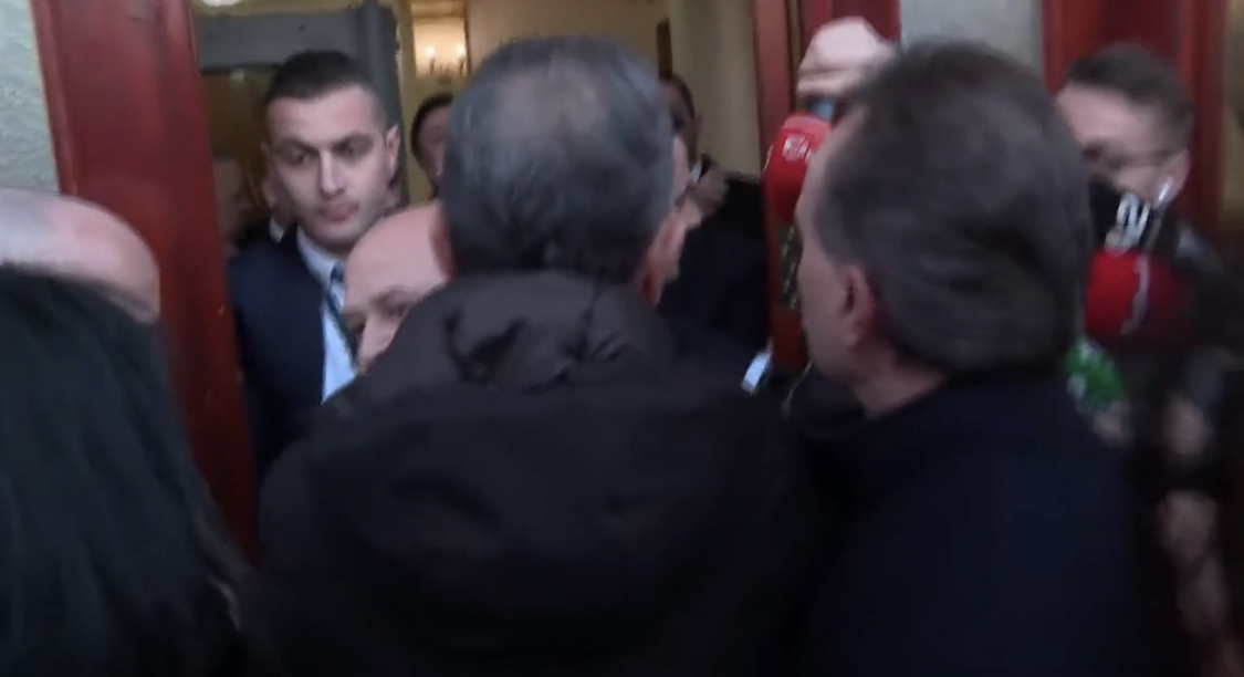 Tension te dera e Parlamentit, Garda pengon deputetët e PD të hyjnë në Parlament