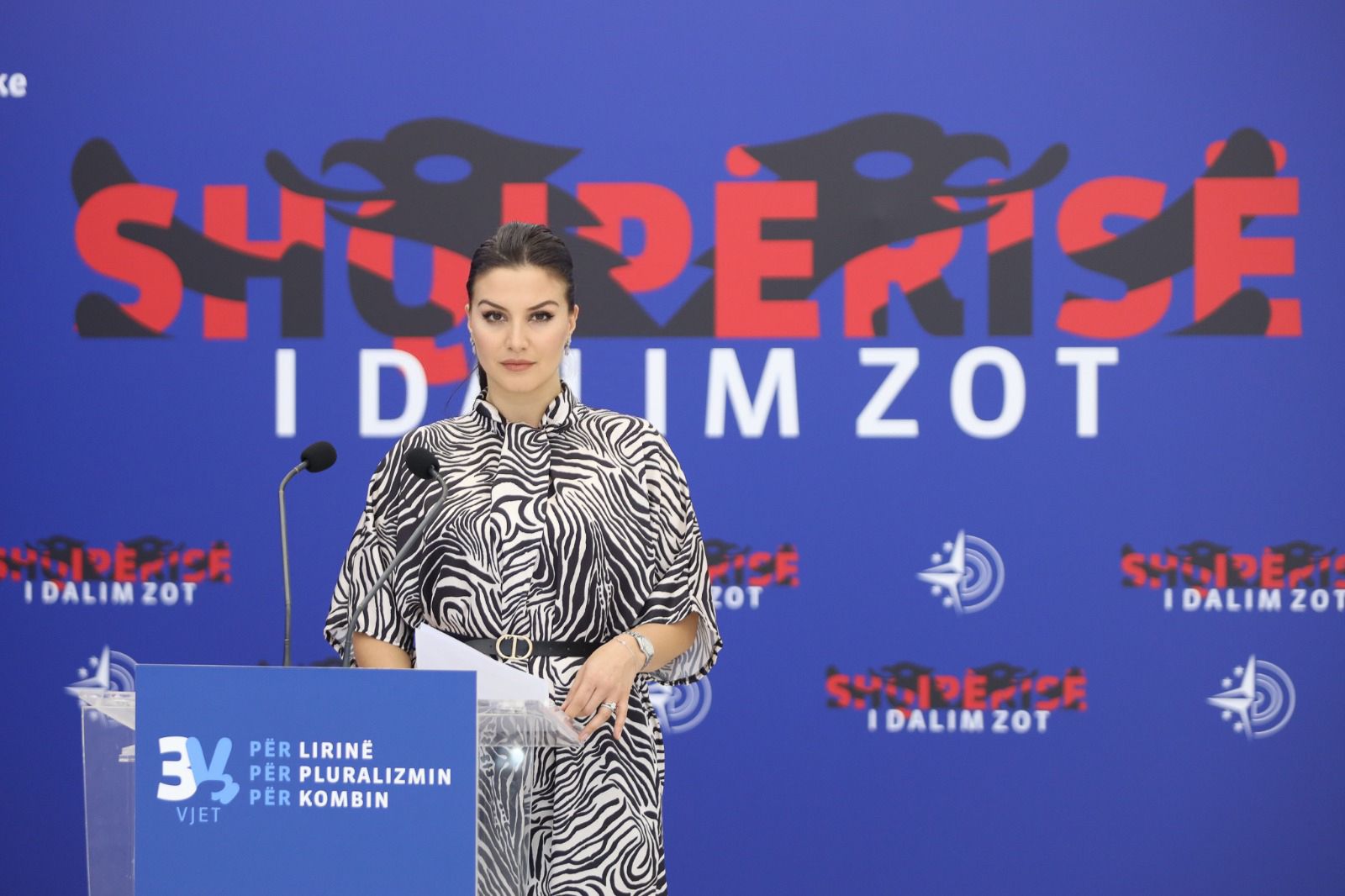 qindra prokurorë dhe gjyqtarë, të cilët bëjnë propagandë për Partinë Socialiste dhe qeverinë