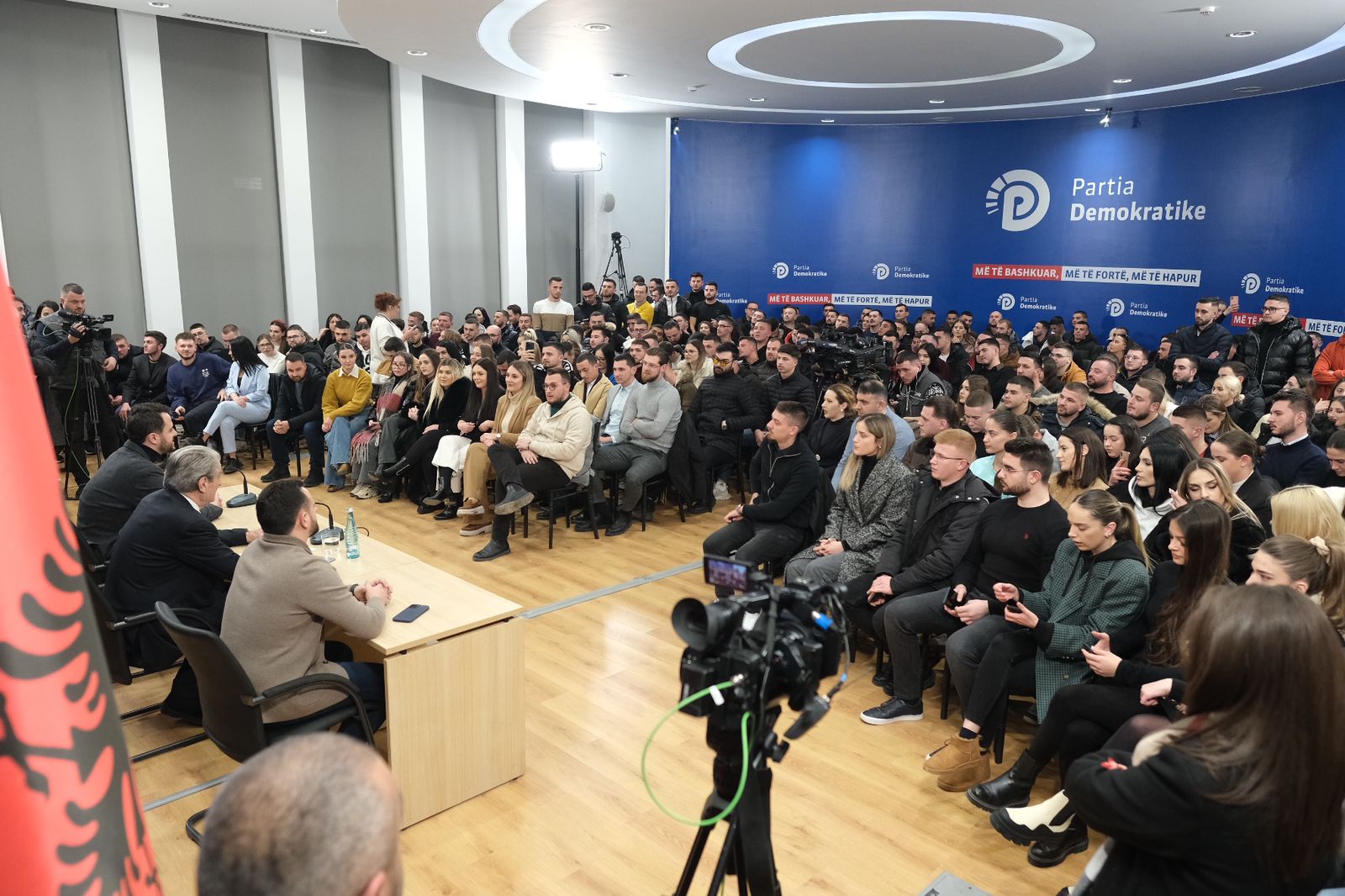 “Keni një kryetar bashkie, i cili ka 3 vjet që nuk takon dot qytetarët, por vjedh 54 milionë euro”