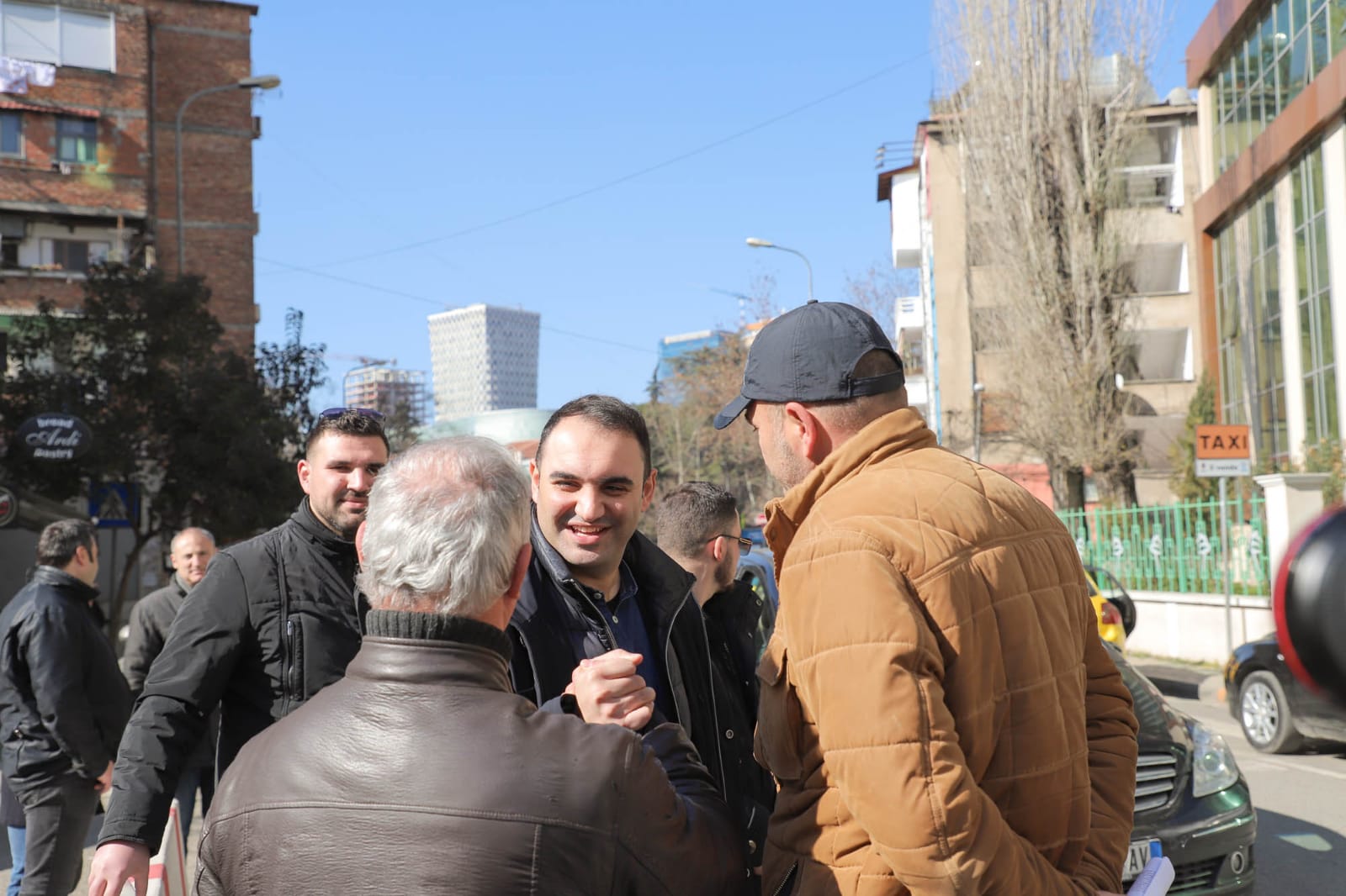 “Tirana ka nevojë për ty” Belind Këlliçi takim me qytetarët në rrugën e Dibrës