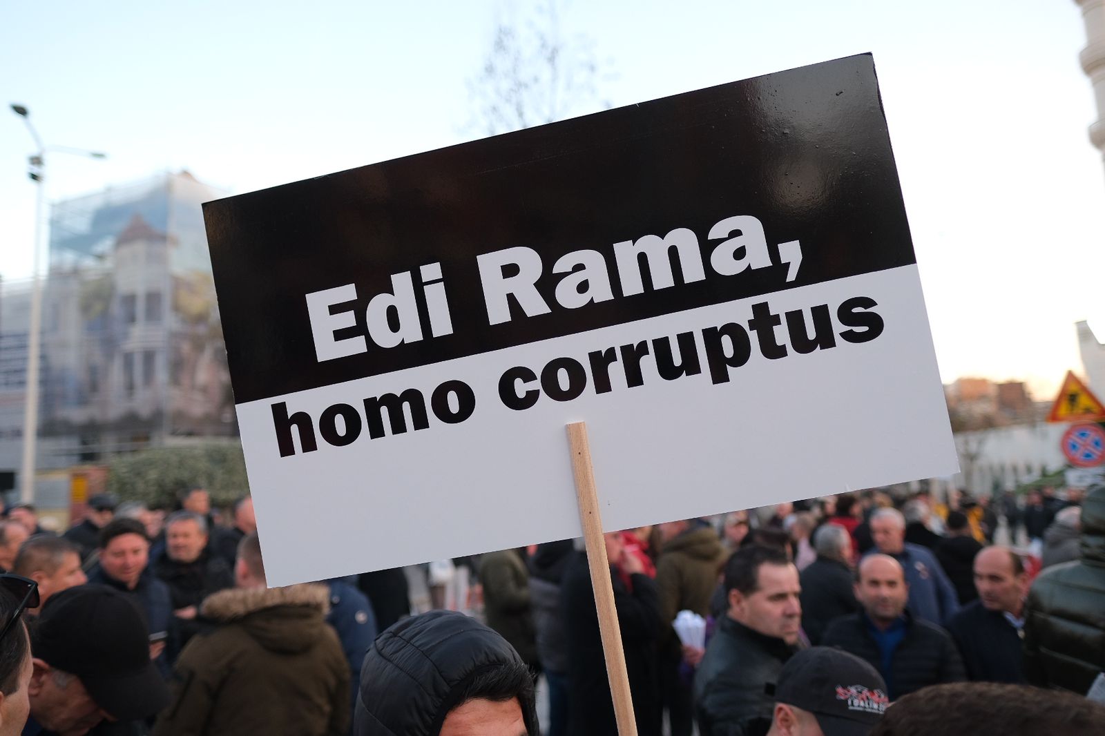 Protestë para Parlamentit, qytetarët: Edi Rama, homo corruptus