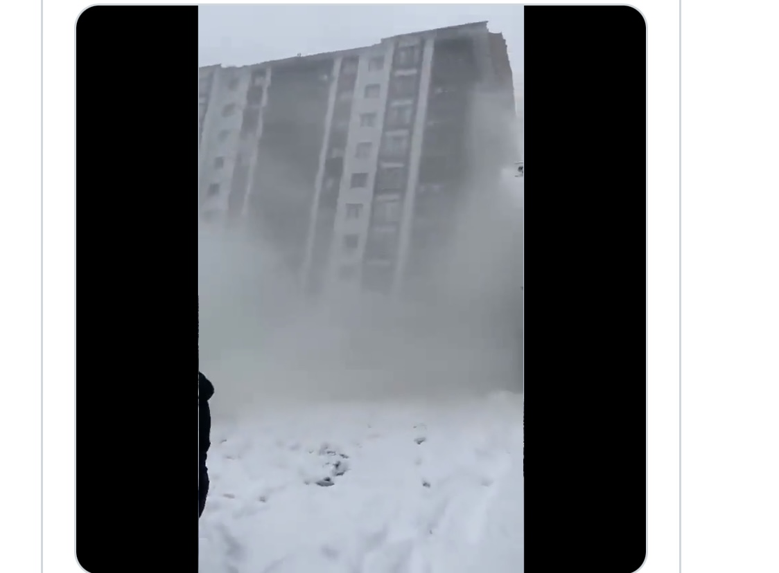 VODEO/ Momenti kur shumëkatëshet bien njëra pas tjetrës në Turqi