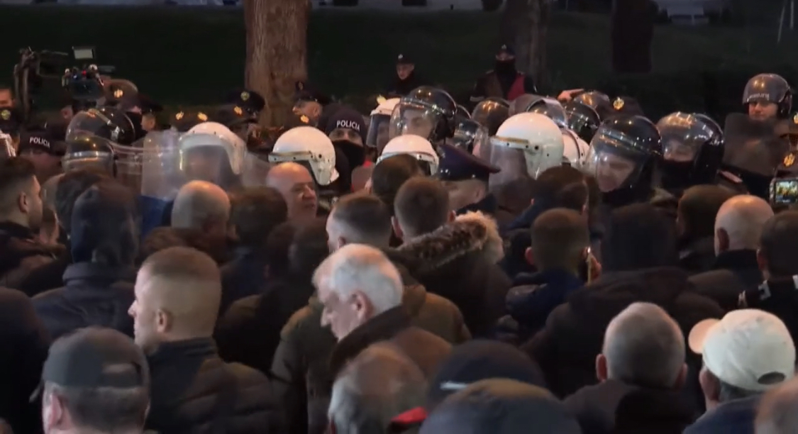 Hidhen bomba tymuese drejt Parlamentit, protestuesit ndeshen me policët