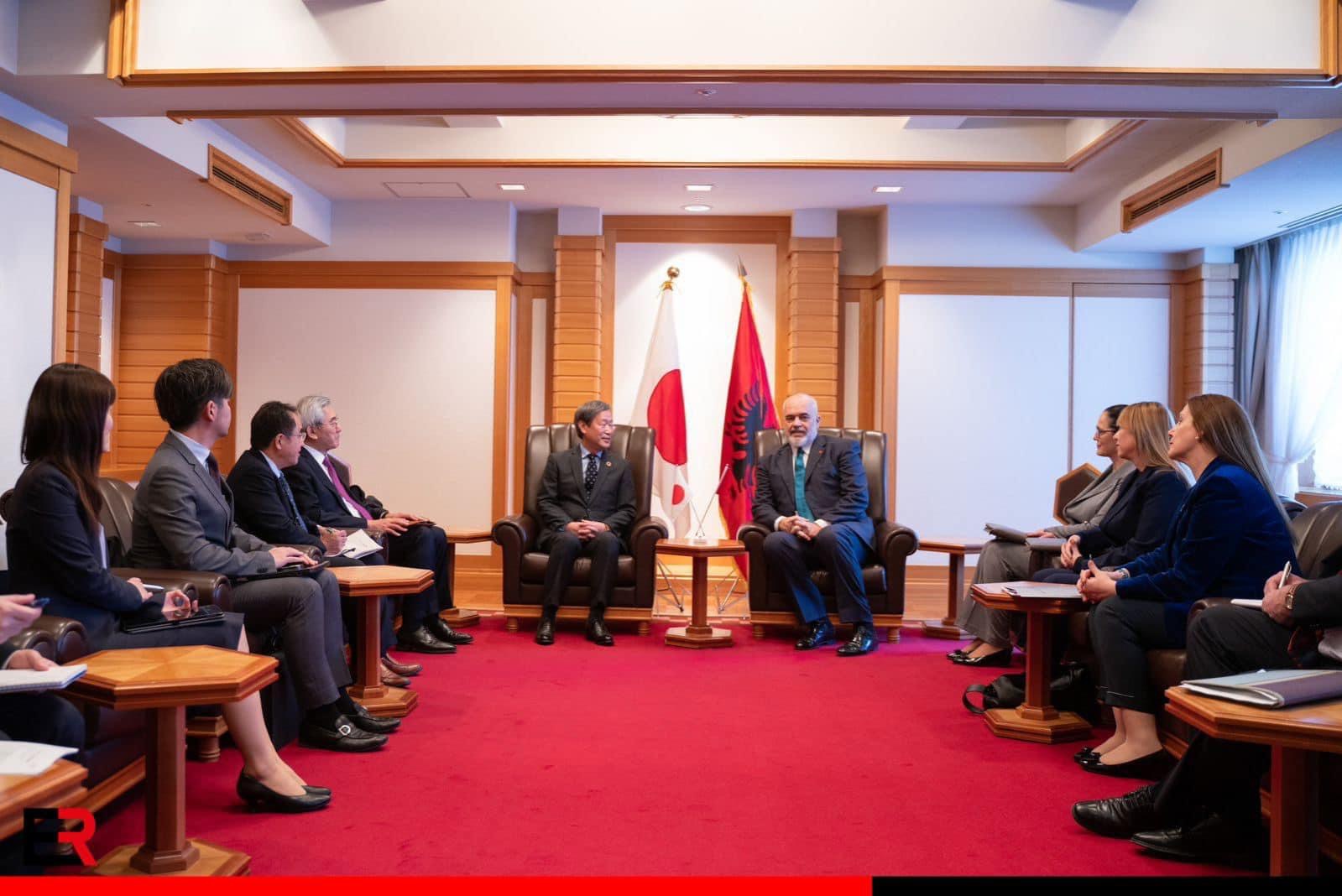 Rama nis vizitën në Japoni, shoqërohet nga 3 ministre