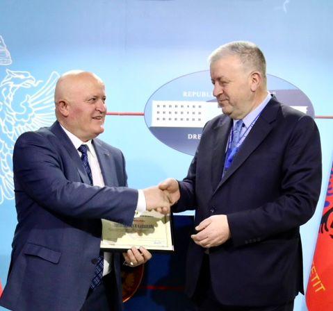 Drejtoria e policisë së Tiranës, ceremoni për daljen në pension të kryekomisarit