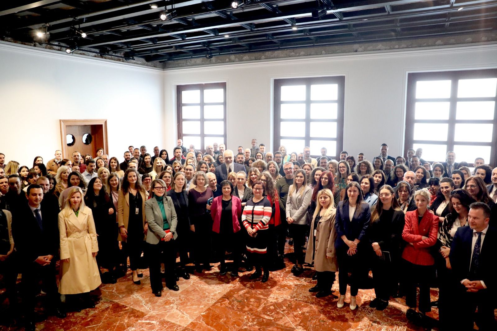 Pas premtimit për rritje page, Rama shton pagat e stafit të tij