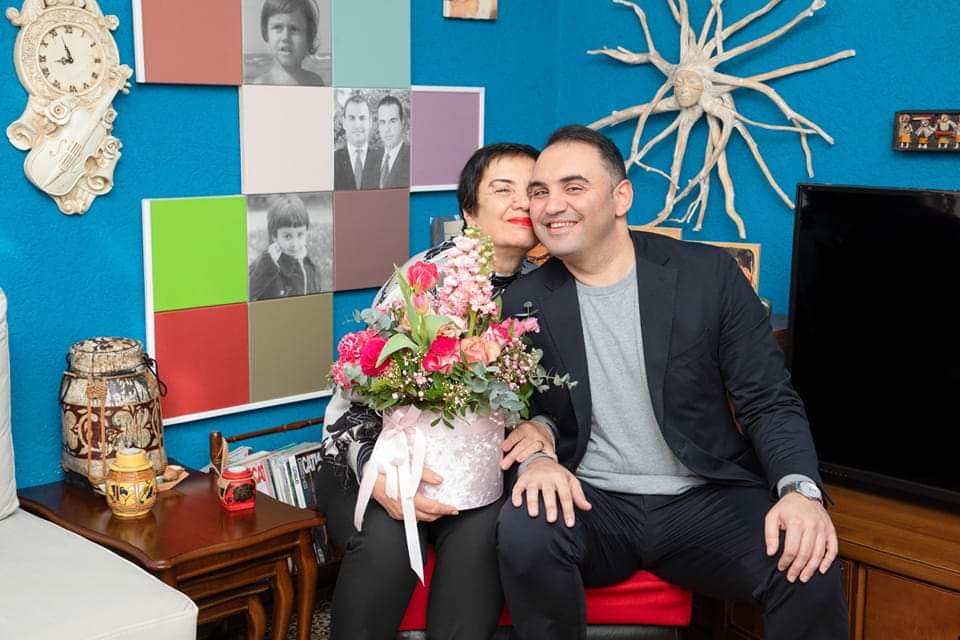 “8 marsi”, kandidati për Bashkinë e Tiranës Këlliçi uron zonjat edhe në ditëlindjen e nënës së tij