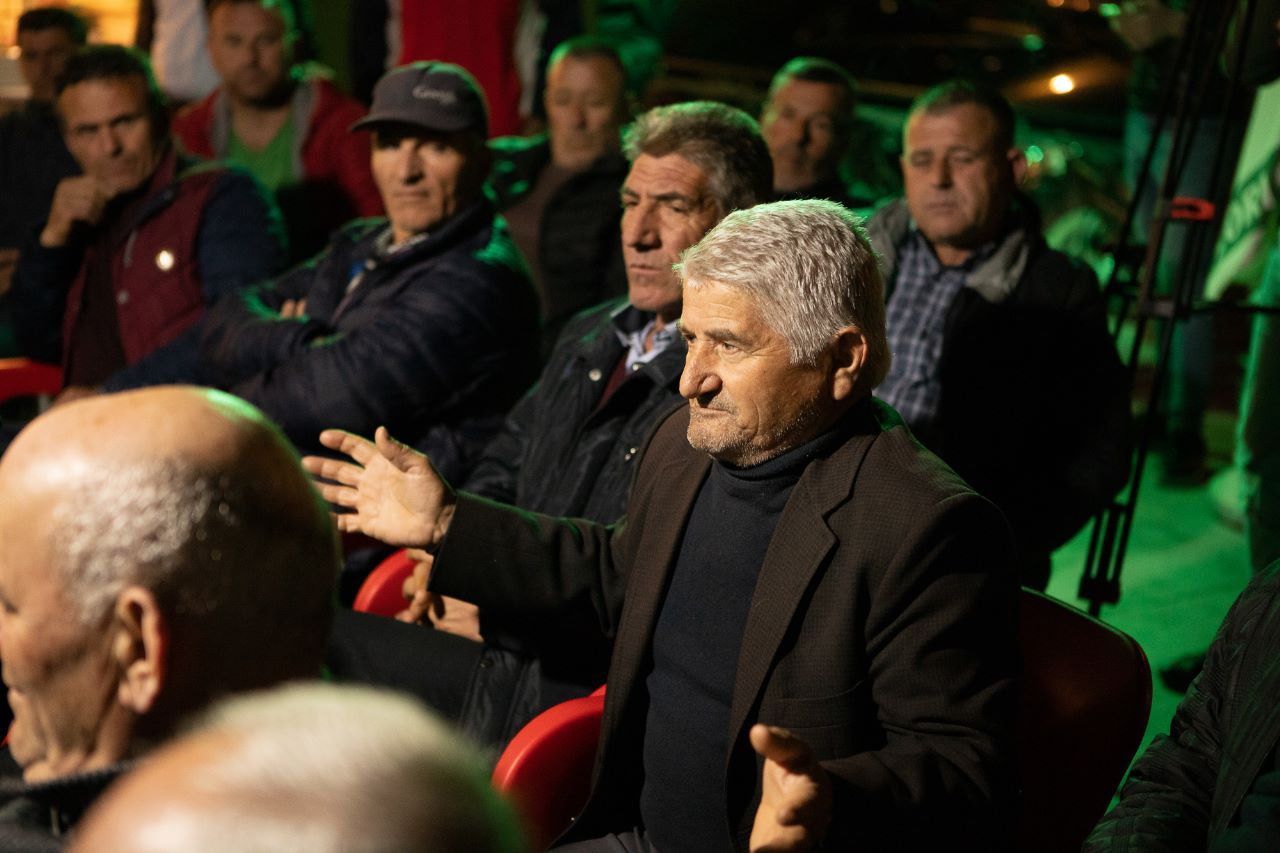 Belind Këlliçi me banorët e Zallherrit: Bashkia ju ka harruar, Veliaj mendon për kullat, inceneratorët dhe aferat e korrupsionit!