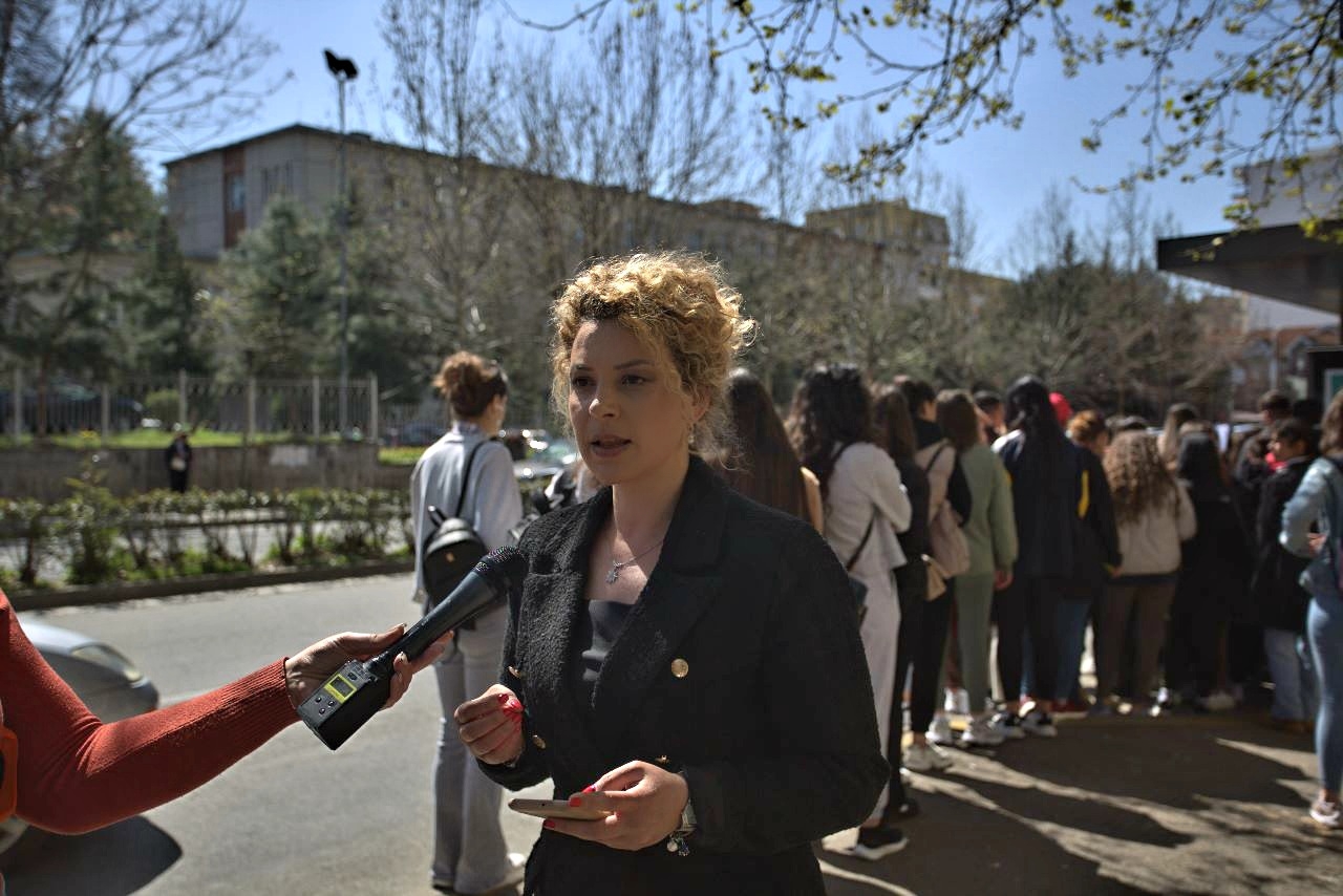 Silvi Bardhi: Radhë ferri dhe kaos në Tiranë për abone, zgjidhja vjen nga projekti i Belind Këlliçit me transport publik falas