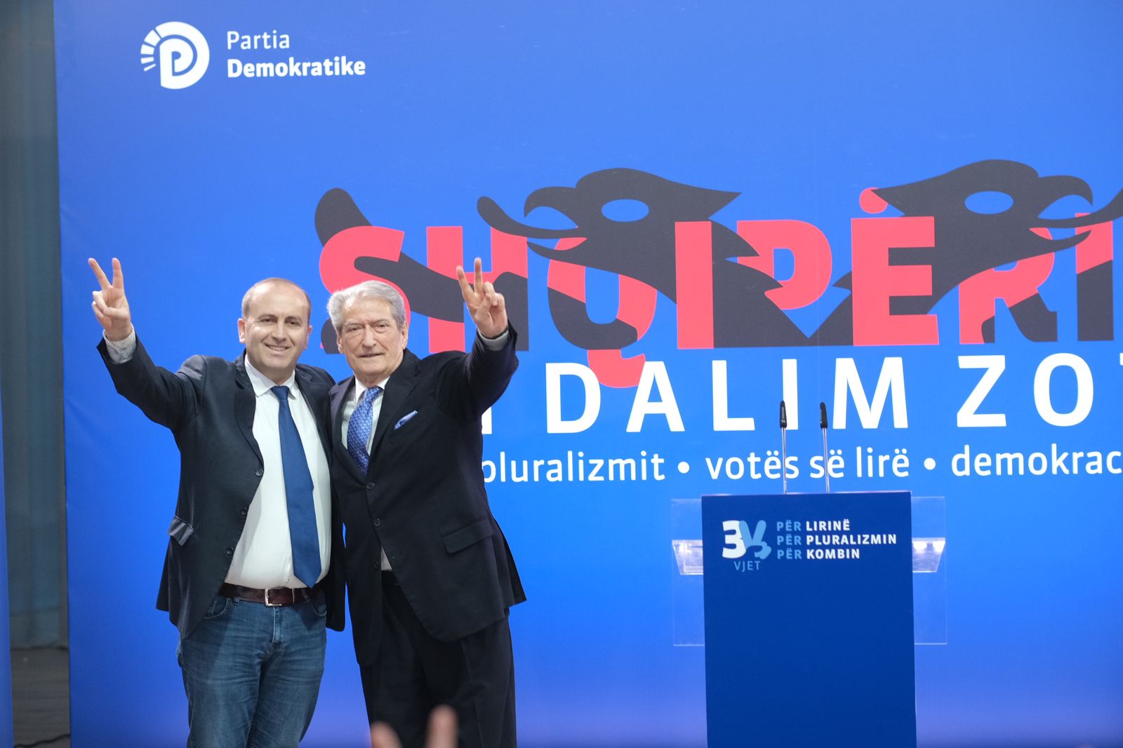 “Edi Rama nuk rrit rrogat, por blen një vazo druri 4 mln euro në oborrin e kryeministrisë”