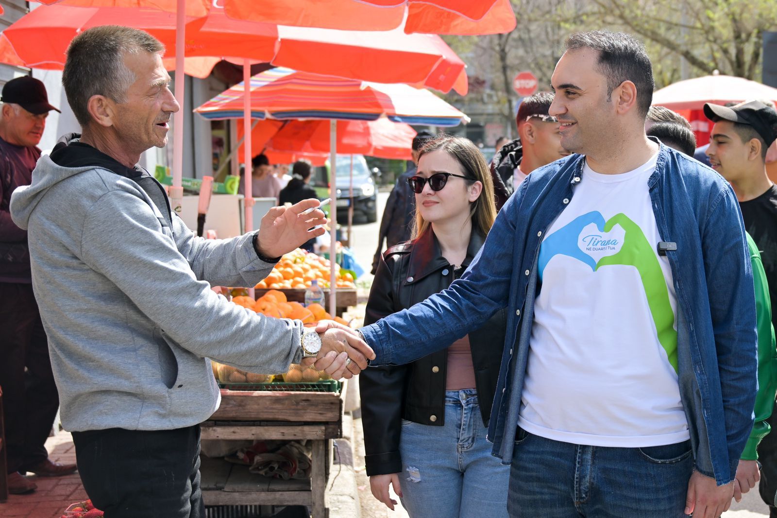 “I është prishur terezia Erion Veliajt”. Belind Këlliçi takon banorë e tregtarë në Kombinat: Transport publik falas për të gjithë qytetarët