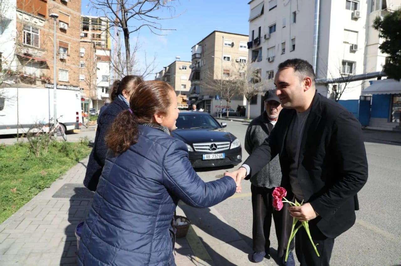 Këlliçi i dhuron lule shitëses ambulante: Bashkia nuk do të jetë më terrori i nevojtarëve!