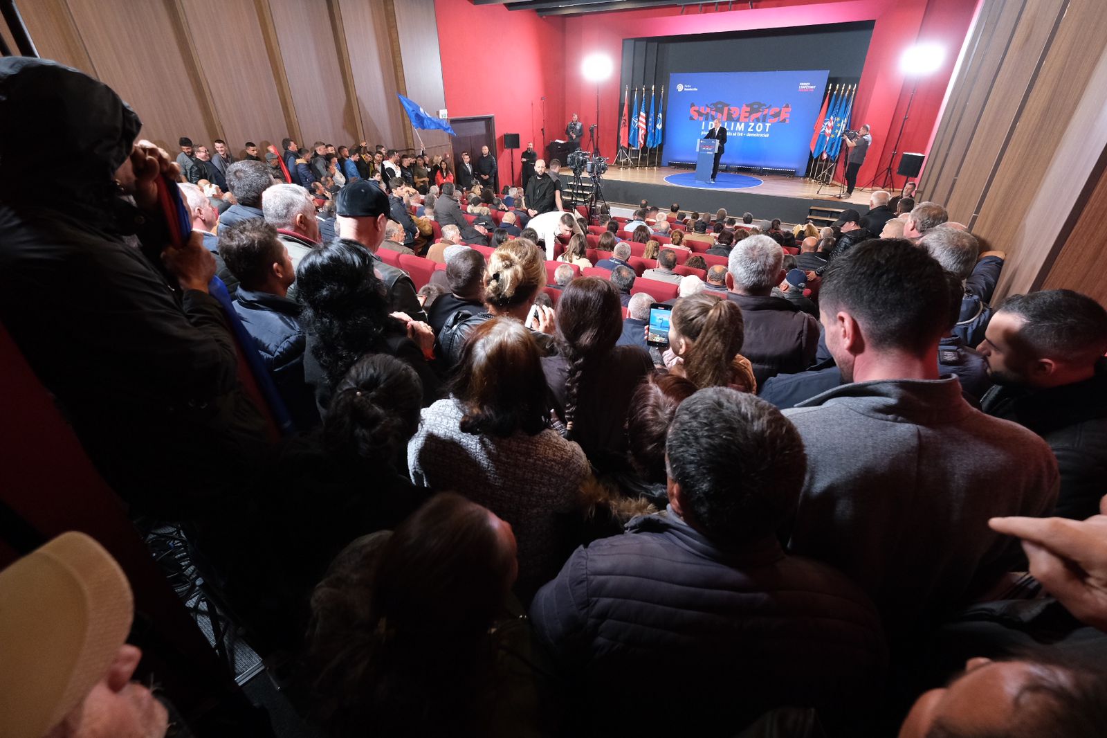 Berisha prezanton kandidatin e Rrogozhinës: Po të mos vidhte qeveria, rrogat do të ishin dyfish e trefish