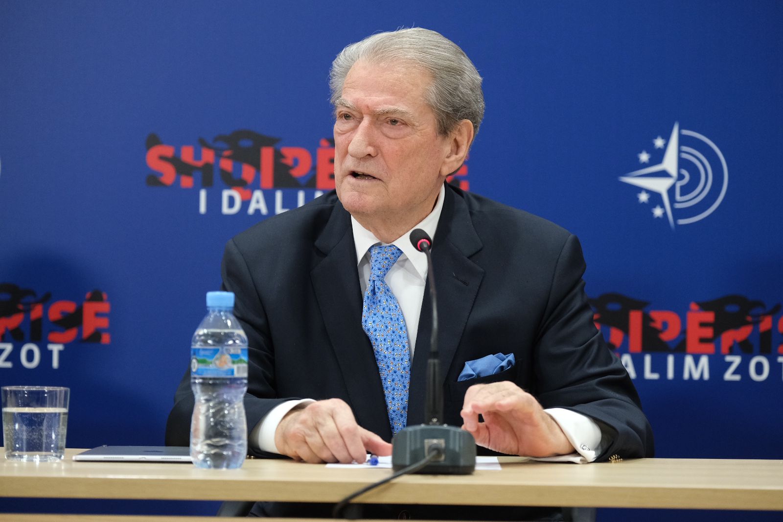 Berisha: Sa është çmimi i rrugëve sot. Familjarët e Ramës, thjeshtra dhe baxhanaku të zhytur në tendera