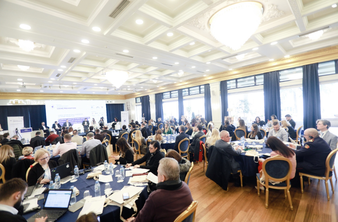 Britanikët, simpozium në Tiranë për të frenuar emigrimin