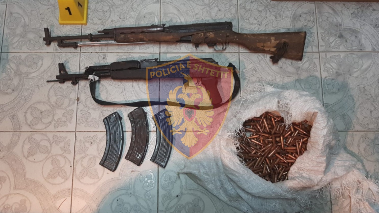 5 adoleshentë rrihen njëri me tjetrin, njëri kishte fshehur 2 kallashnikovë në lulishte