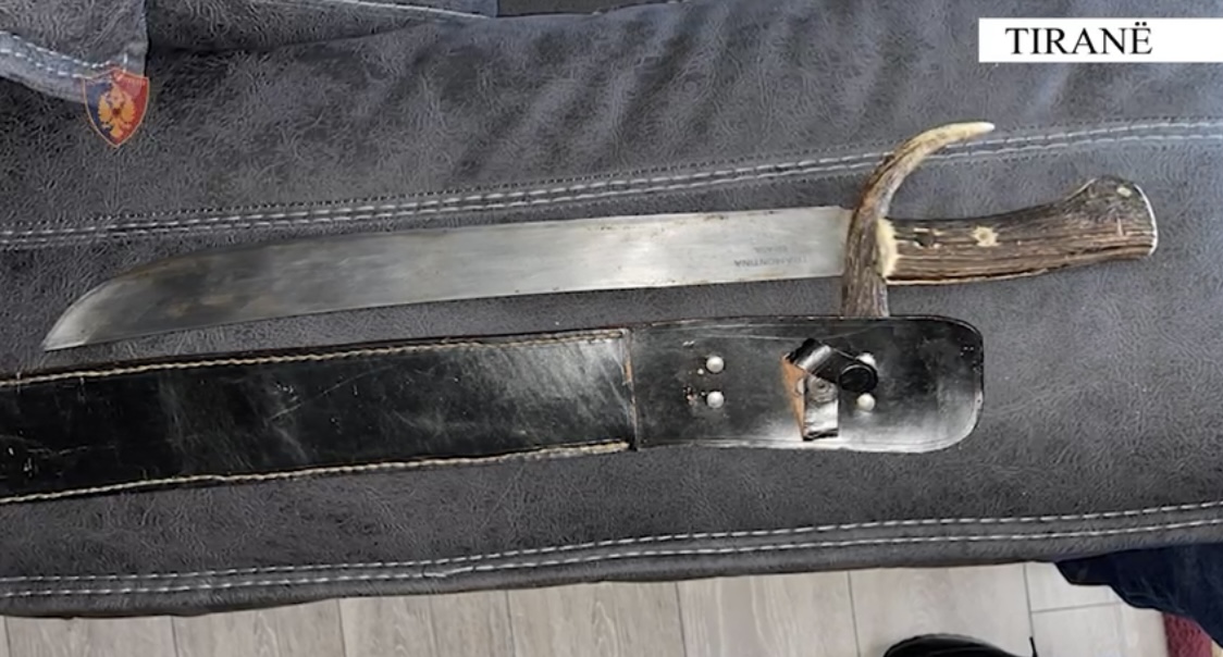 TIRANË/ Kapen te Ura e Beshirit ‘samuraj’, përveç pistoletave mbanin edhe shpatë