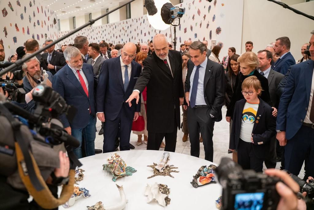 Rama, ekspozitë në Greqi, lajmëron për bizneset e kravatave dhe letrave të murit me pikturat e tij