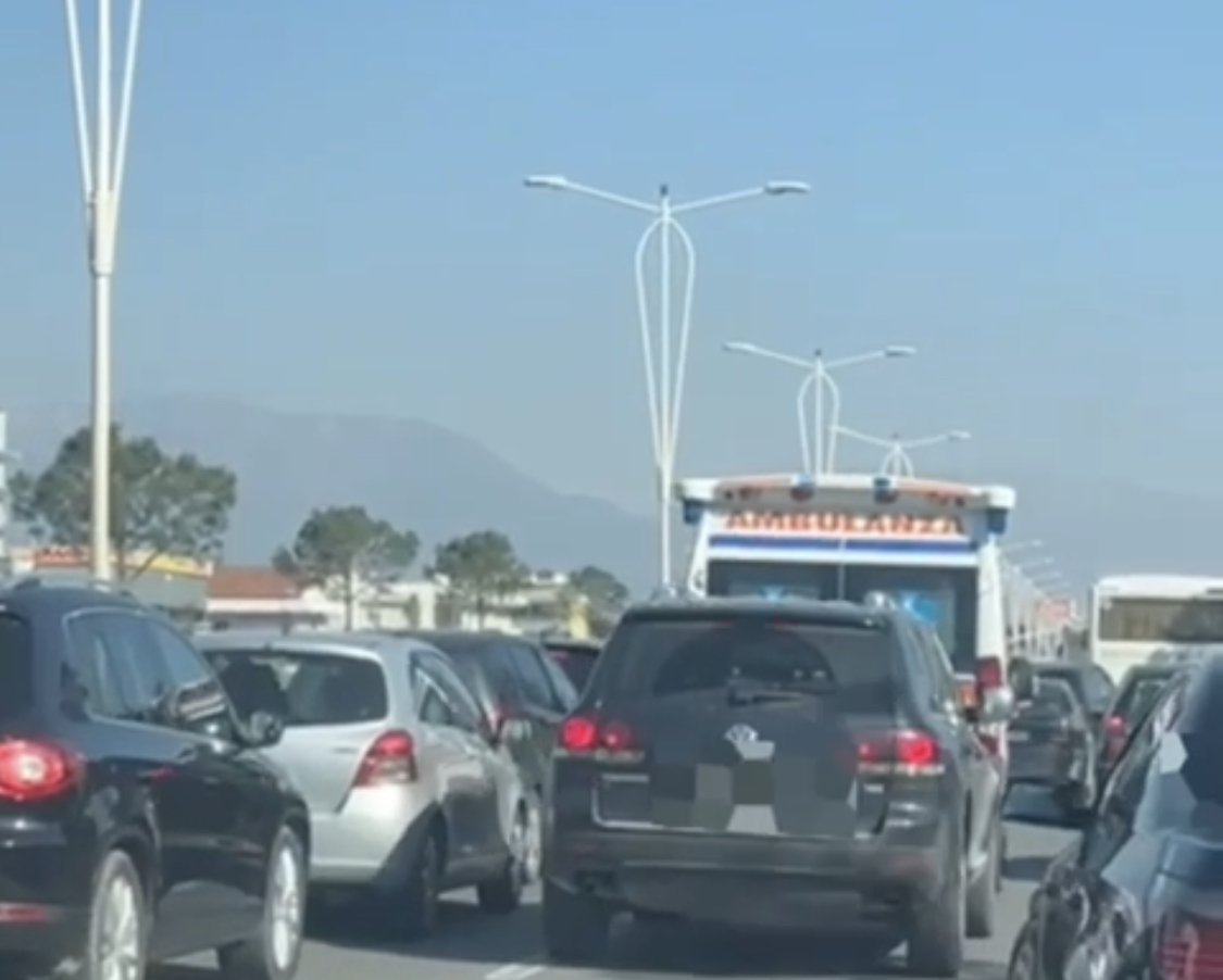 Ndiqte pas ambulancën në trafik, gjobë 300 mijë lekë dhe i hiqet patenta