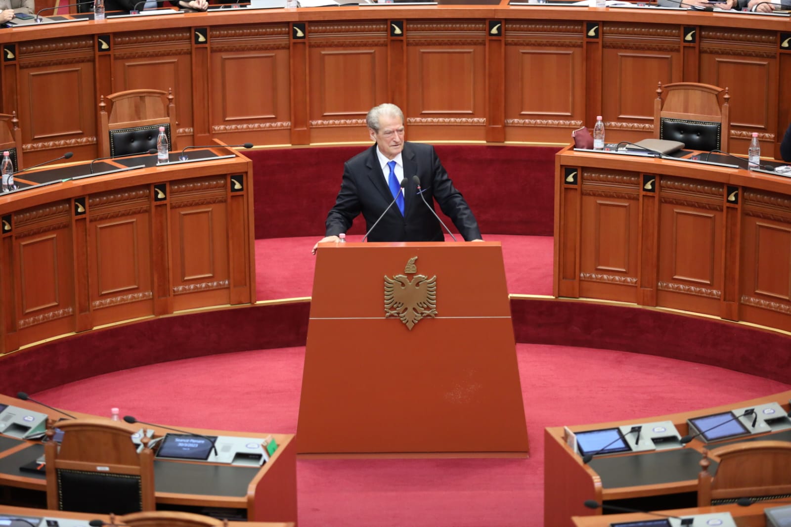 Berisha nga Kuvendi: Po miratoni një ligj ndëshkues për profesionet e lira, do nxitet shpopullimi nga shtresa e mesme