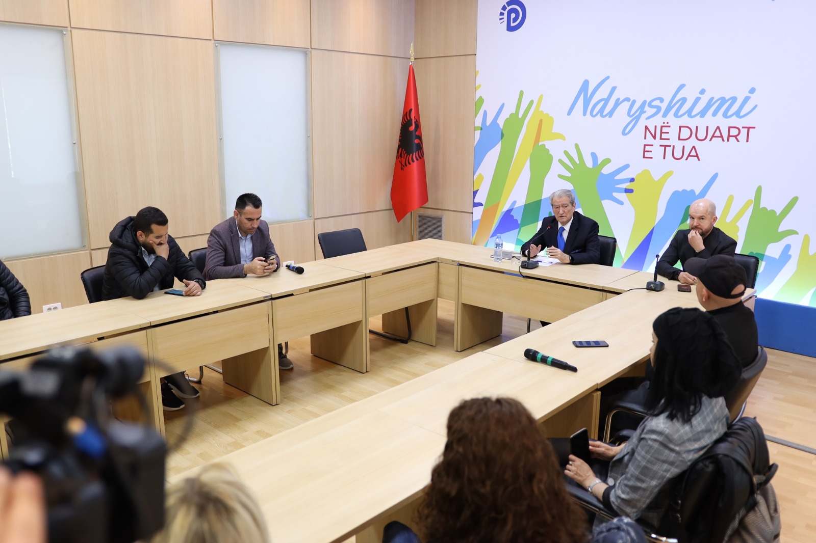 Mbi 80 përqind e shqiptarëve duantë largohen/ Berisha: Kjo ndjenjë është rezultat i një regjimi monist