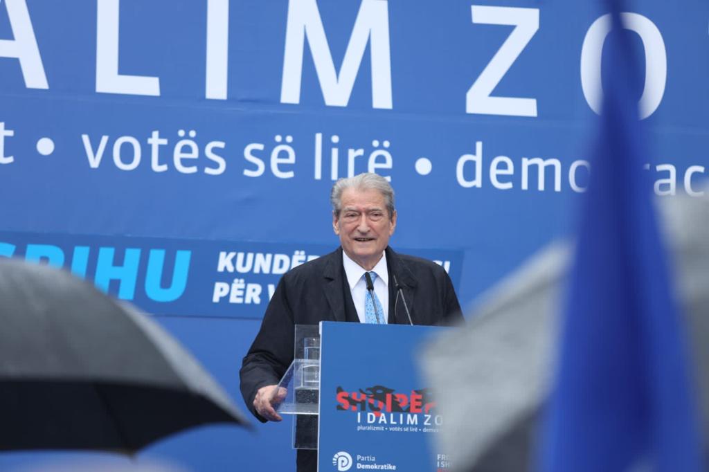 Berisha: Ju përcillni jashtë fëmijët për bukën e gojës, Rama vendos pas këtyre mureve vazon 4 milionë euro