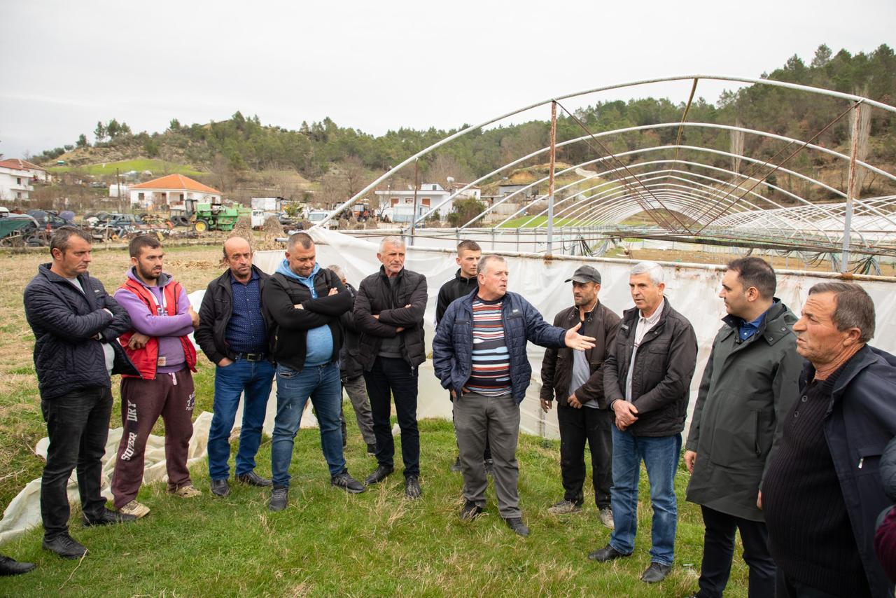 Kandidati për Tiranën Belind Këlliçi takon banorët në Baldushk: Ne takojmë qytetarët, Veliaj takon administratën