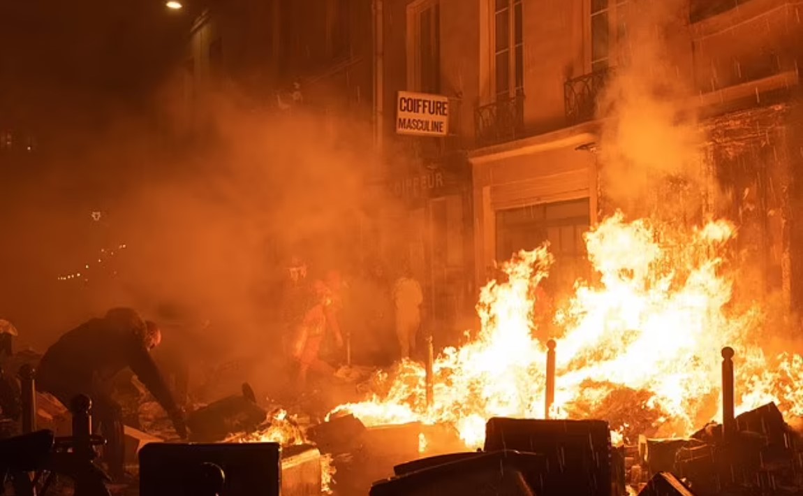 Francë, vetëm se u shtua me 2 vjet mosha e pensionit, 1 milionë protestues, digjet bashkia