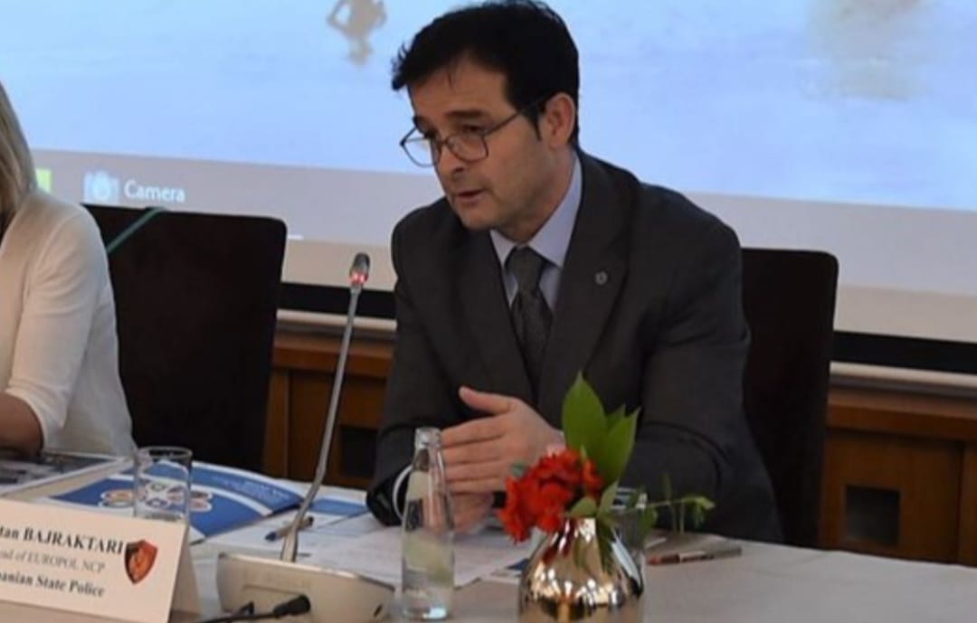 Goditet për shkak të detyrës shefi e Europol. 23 vjeçari e dhunoi gjoja për parakalim