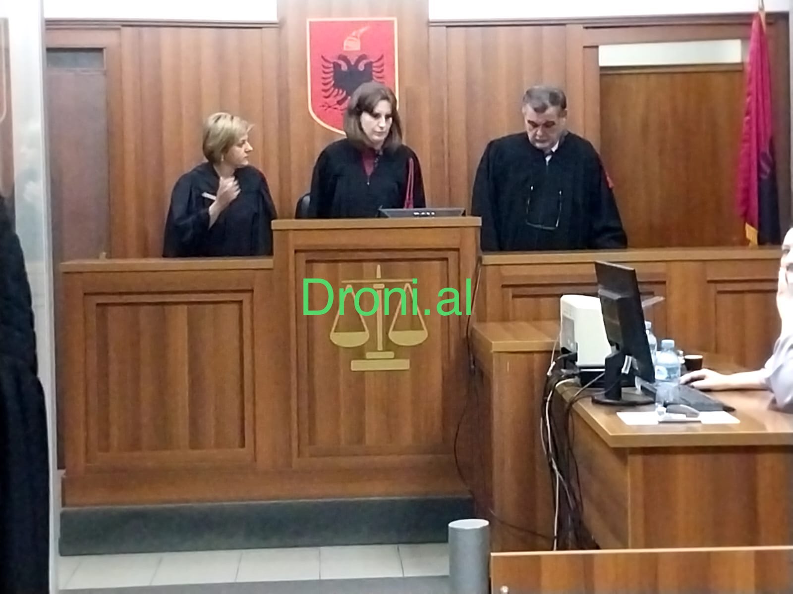 Me kokat ulur, kush janë 3 gjyqtarët që ia futën pluralizmit politik në Shqipëri