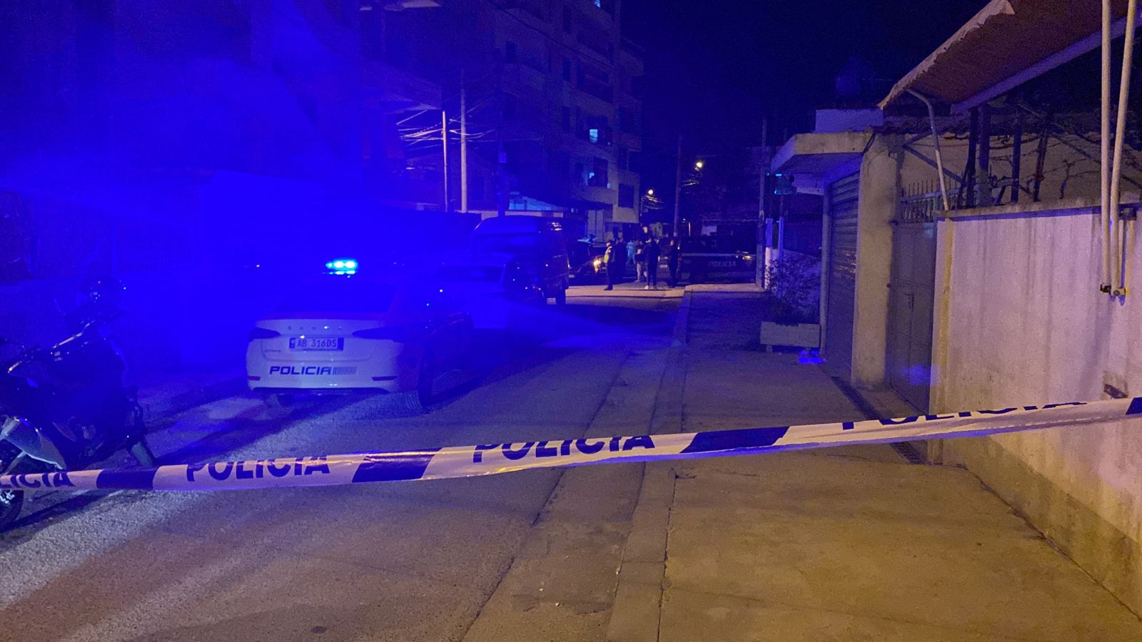 Pamje nga vendi ku u qëllua në Don Bosko, një grua pa jetë, edhe një fëmijë me plumb