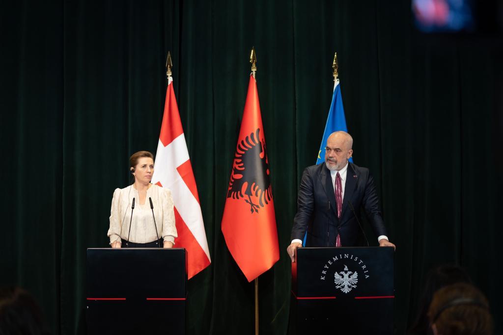 Rama me kryeministren daneze në Tiranë, refuzon të përgjigjet për bllokimin e opozitës