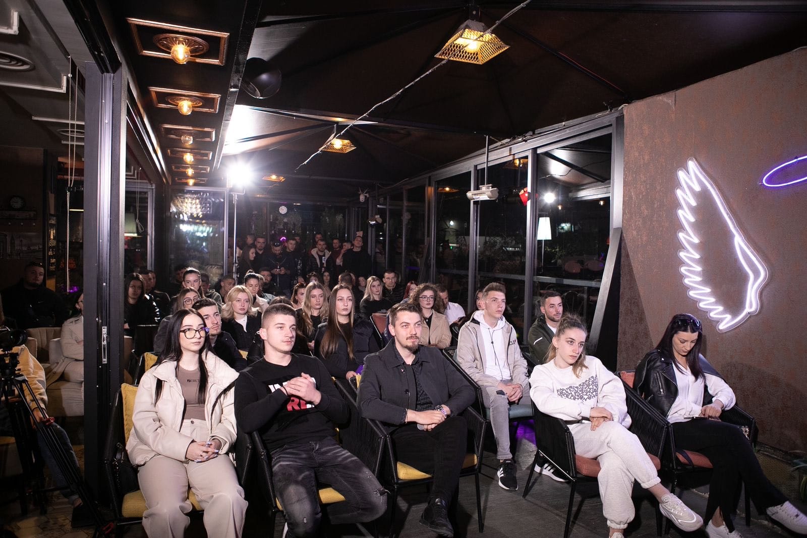 Belind Këlliçi takon të rinjtë: Me paratë e inceneratorit, do ishte zgjidhur problemi i transportit