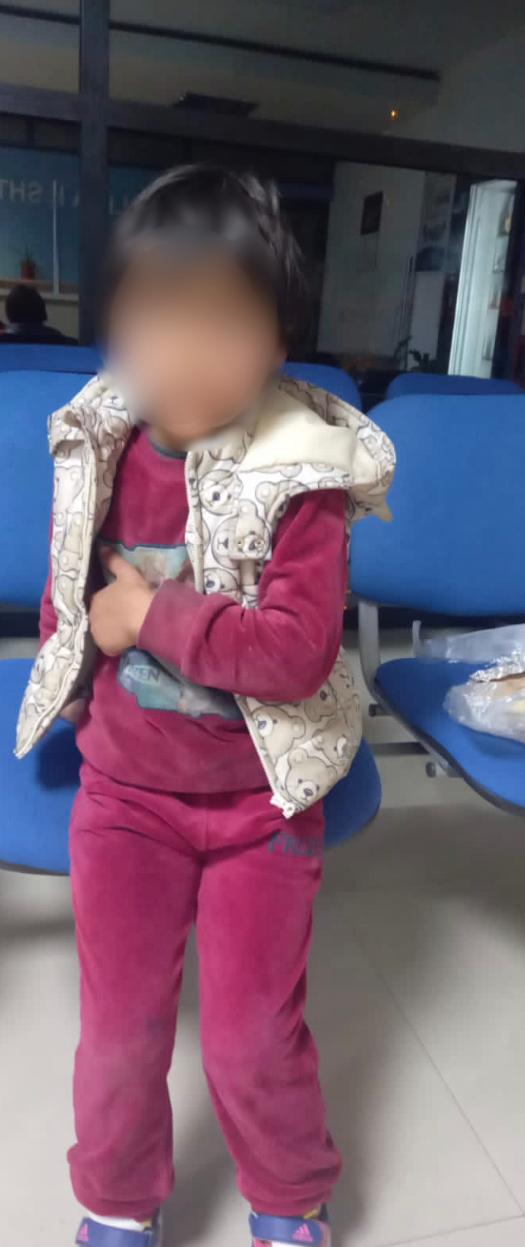 Policia gjen vajzën e vogël te liqeni, poston foton për lajmërim