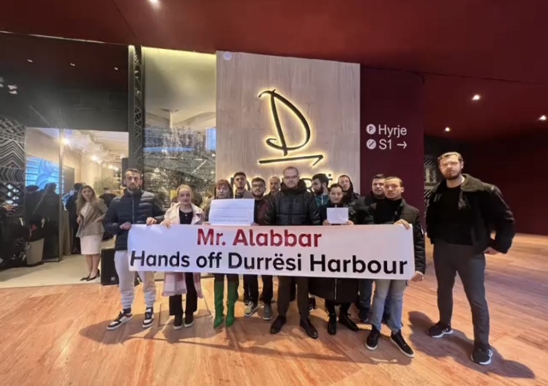 Protestë para zyrës së Alabbar te Air Albania: Larg duart nga Porti i Durrësit!