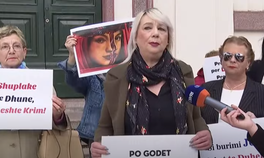 Gratë dhe vajzat demokrate mbushin Tiranën me protesta: Është qeveri vetëm e 10 grave