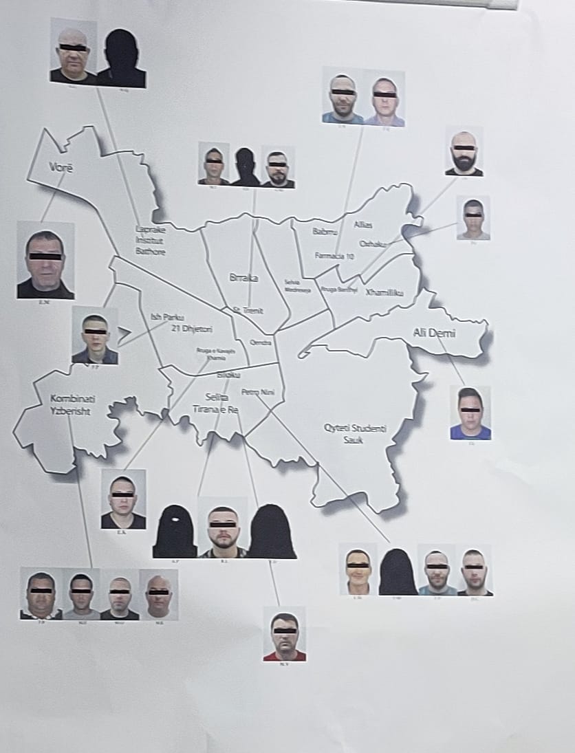 EMRAT/ Aksion i madh i policisë, 15 të arrestuar për shitjen e drogës në gjimnaze në Tiranë