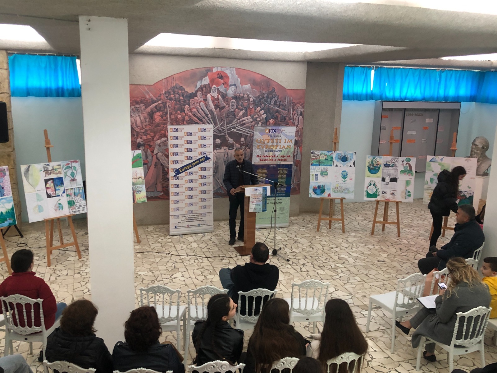 “Qyteti im evropian” – Ekspozitë e talenteve të reja në Bashkinë e Matit