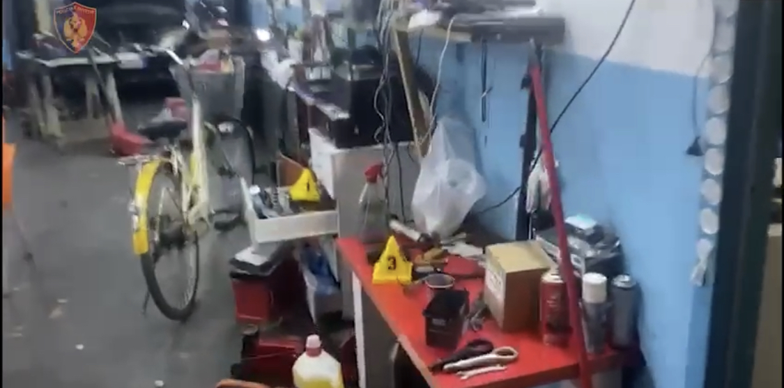 SHKODËR/ Kishte pajisjet si të policisë, i fiksuar pas radiove dhe pistoletën e kishte me fishek në gojë