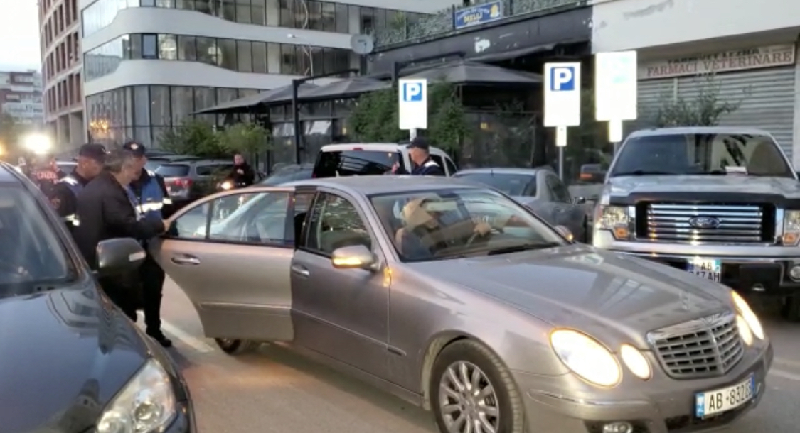 Çuçi shoqëron me eskortë policie motrën e Haklajve tek SPAK