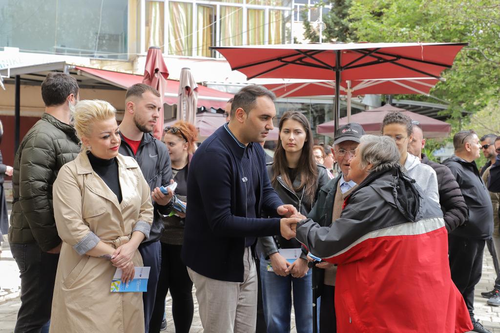 Belind Këlliçi u shpjegon qytetarëve transportin pubklik falas dhe 5 prioritetet e programit të tij