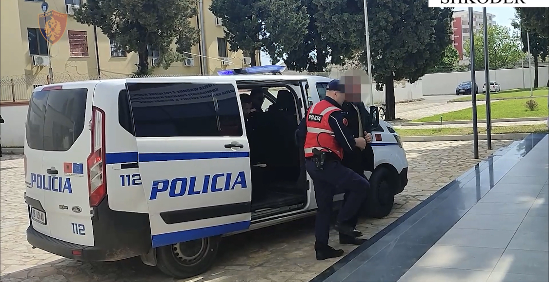 Edhe vulë të vërtetë, edhe vulë fallco. Këtë të fundit e shiste 3200 euro