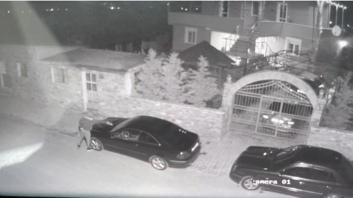 VIDEO/ Ja si ky i ri i vë flakën makinës në Korçë