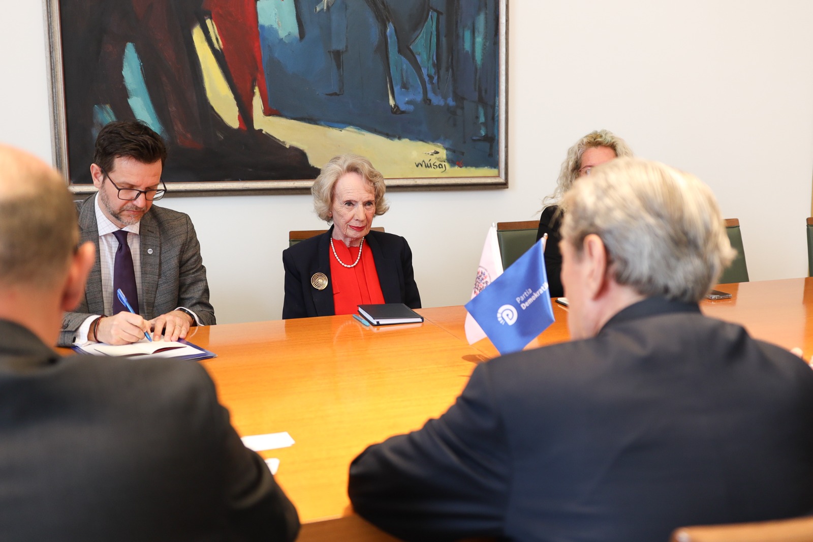 Audrey Glover mbërrin në zyrën e Berishës në PD