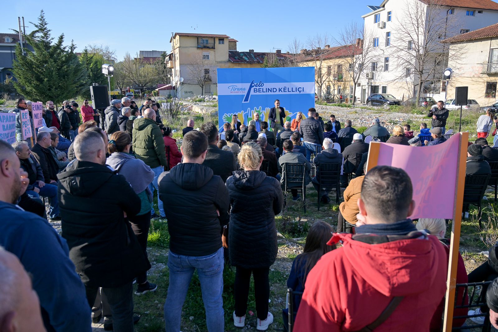 “Pronat do të merren në vendin dhe sipërfaqen siç ishin”. Këlliçi me banorët e prekur nga rindërtimi në Kombinat: Veliaj i shmanget përballjes