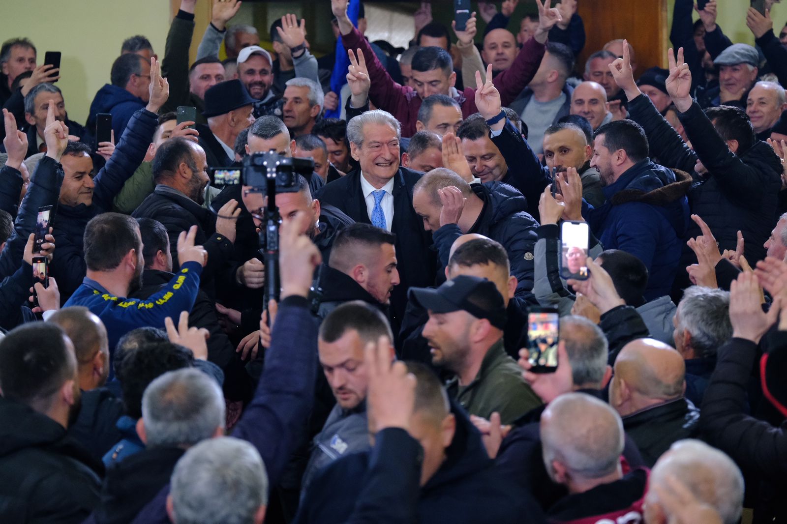 “Jo që nuk merr rrogën e 13 që e pat premtuar Rama në 2013, por në fakt humbet rrogën e 12. Në fakt është me 11 rroga”